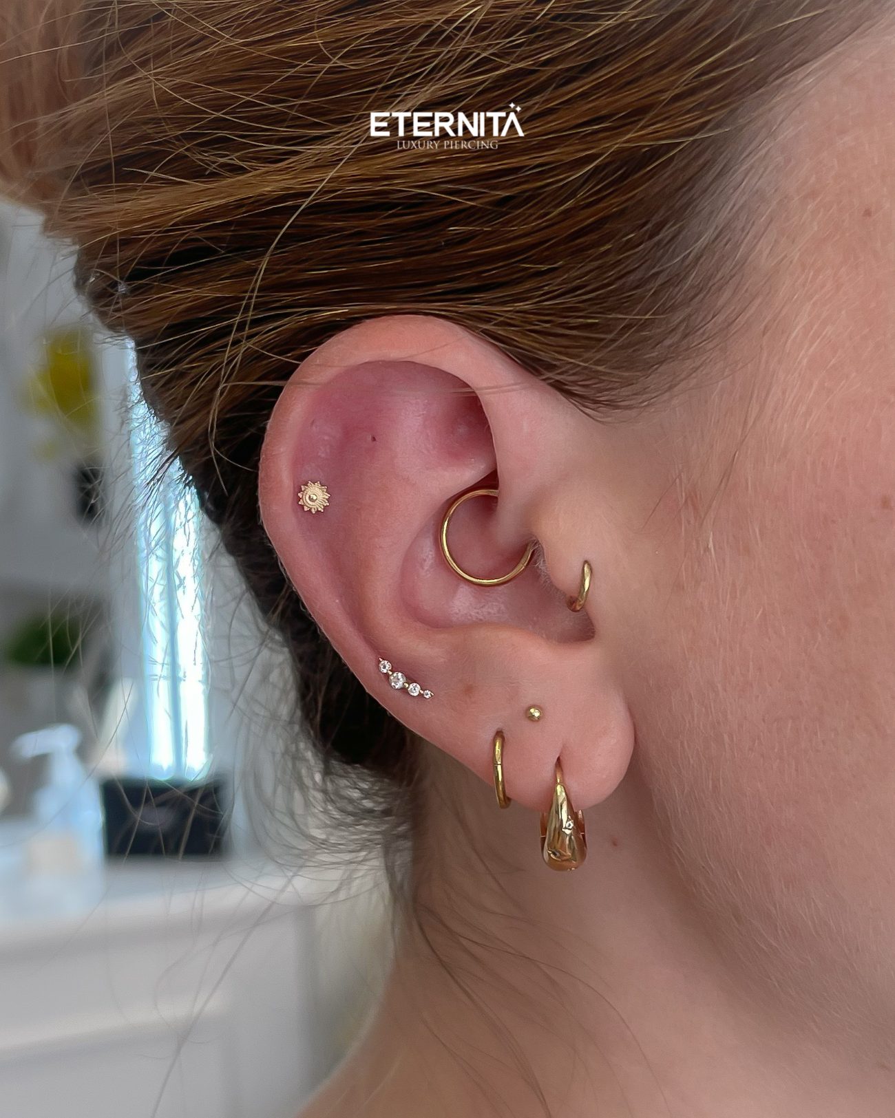 Projet auriculaire : helix, daith et lobes en or