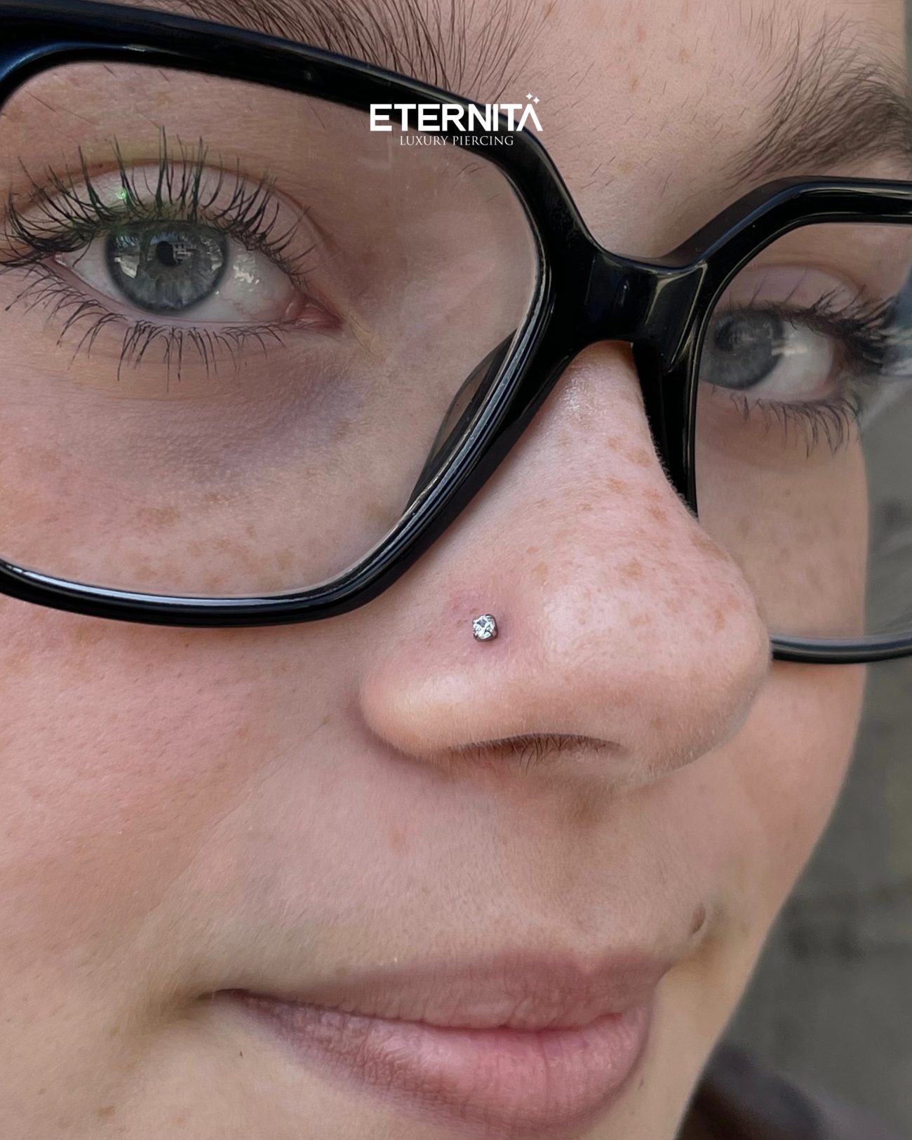 Nostril, bijou serti